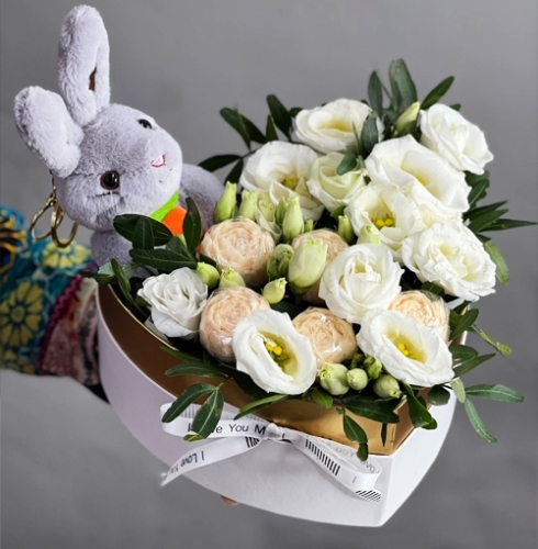 Композиция в коробке сердца из шоколадных пионов и эустом в Долгопрудном