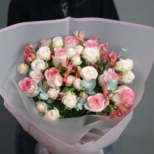 Букет "Розовый фламинго" из роз, альстромерии и эвкалипта в Долгопрудном